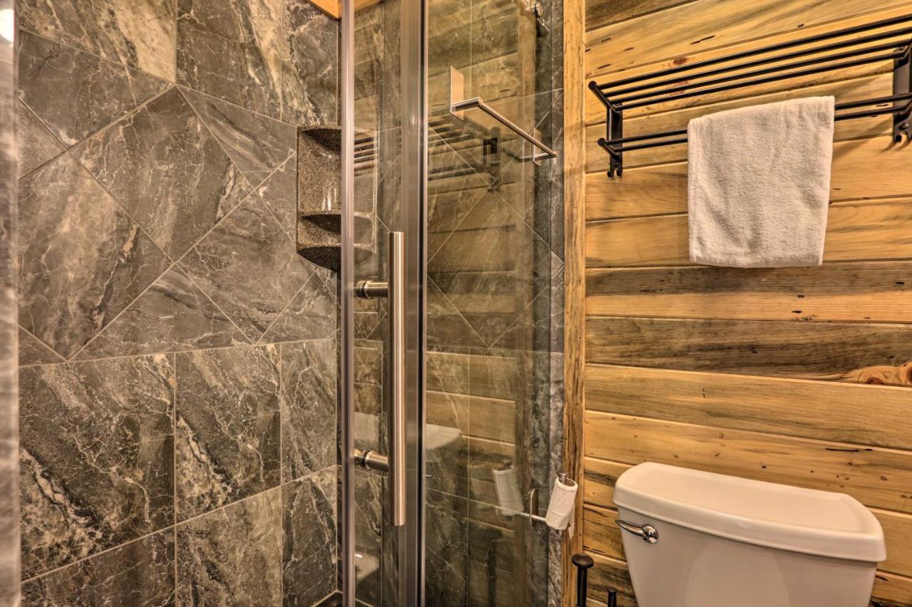 Eclectic Cabin With Hot Tub 1 Mi To Ober Гетлинбург Екстериор снимка