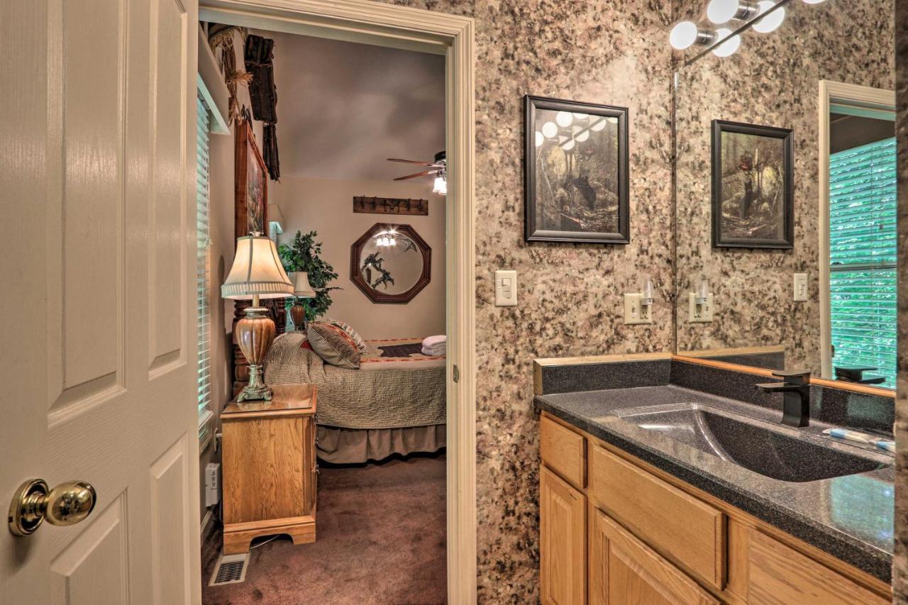 Eclectic Cabin With Hot Tub 1 Mi To Ober Гетлинбург Екстериор снимка