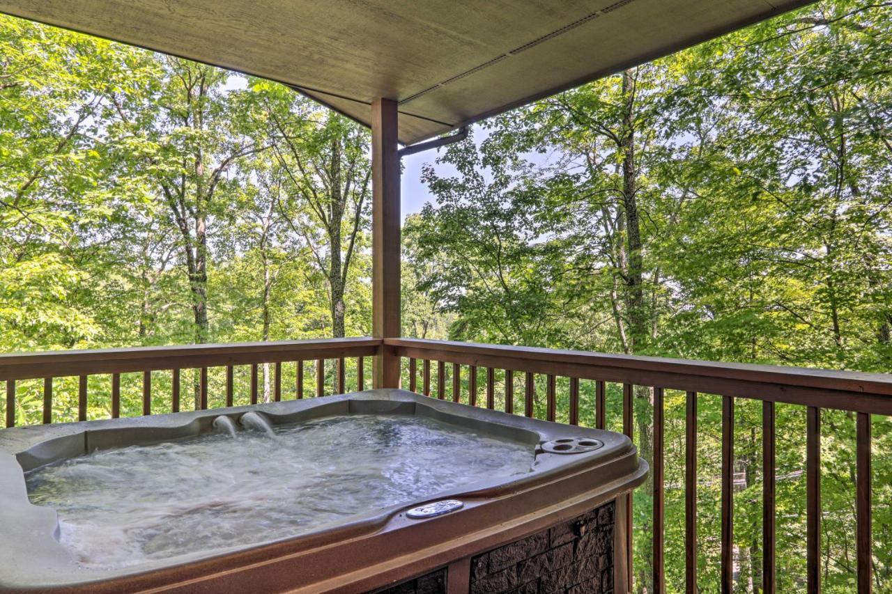 Eclectic Cabin With Hot Tub 1 Mi To Ober Гетлинбург Екстериор снимка