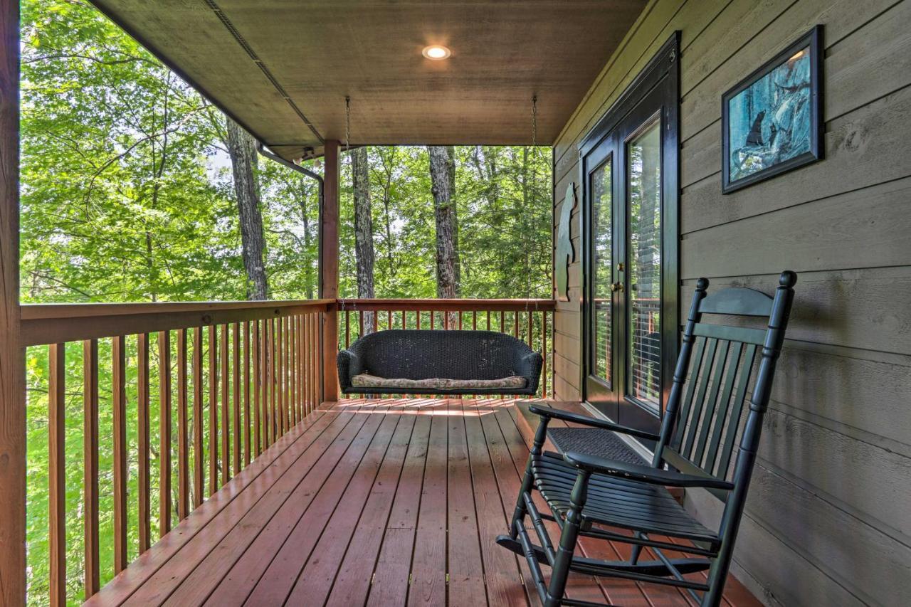 Eclectic Cabin With Hot Tub 1 Mi To Ober Гетлинбург Екстериор снимка