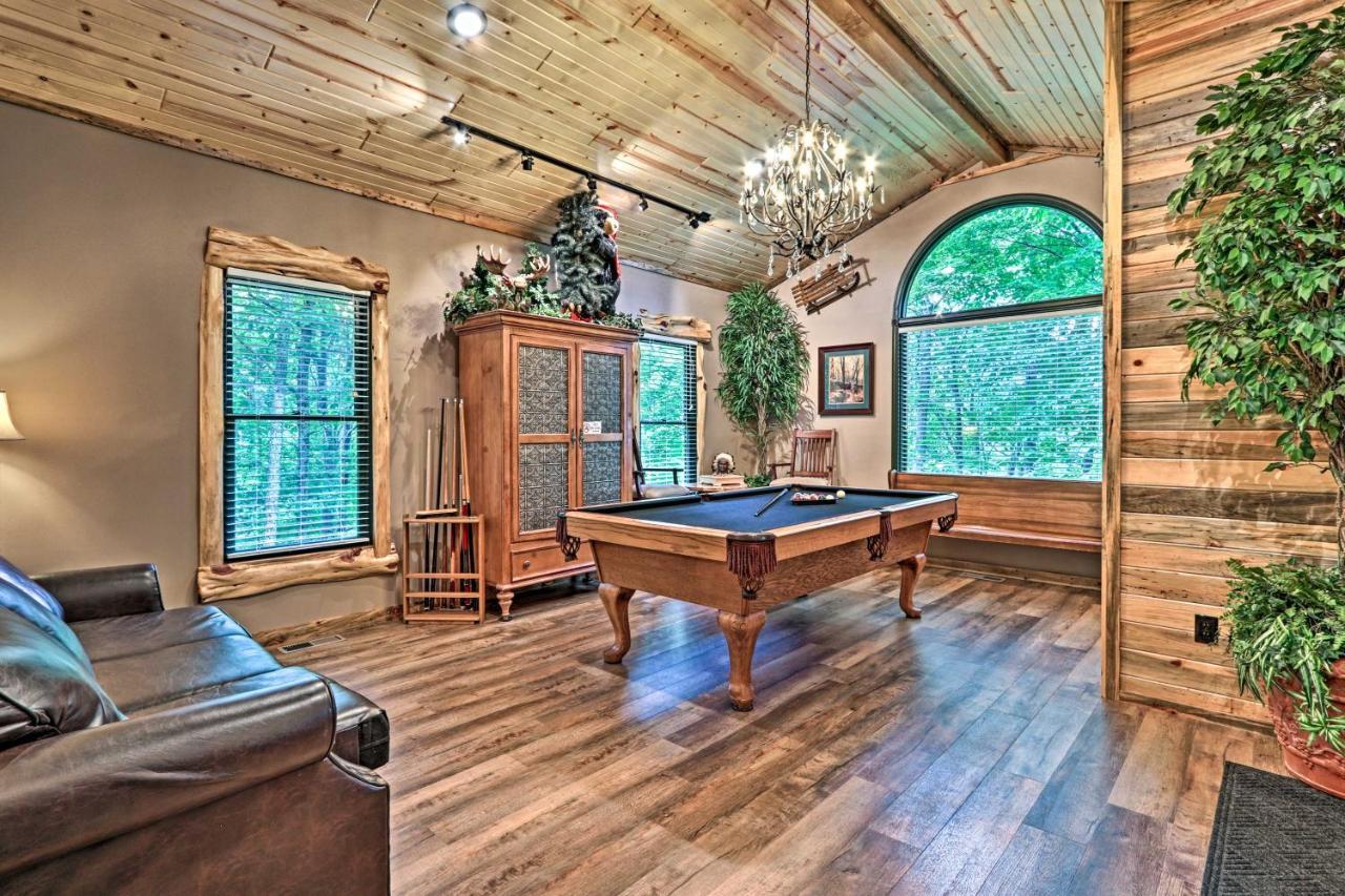 Eclectic Cabin With Hot Tub 1 Mi To Ober Гетлинбург Екстериор снимка