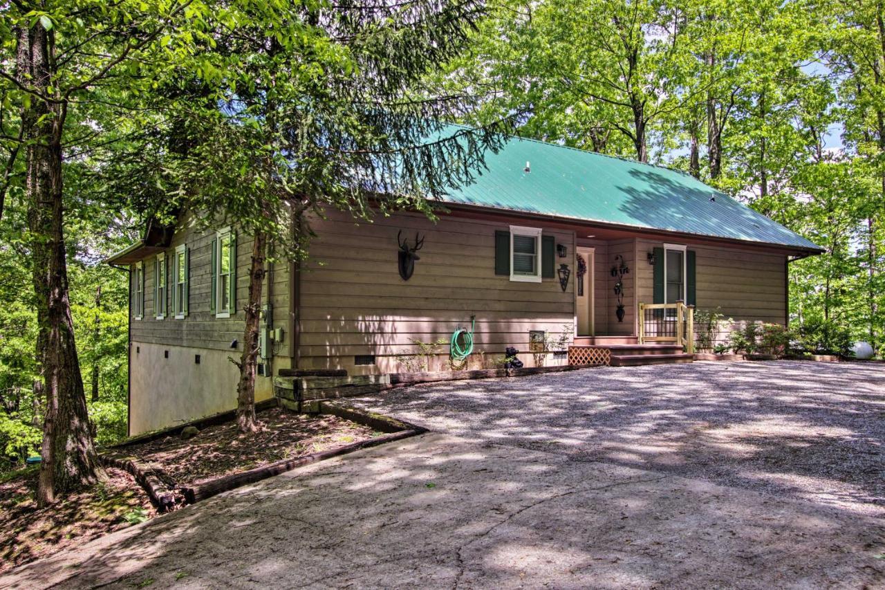 Eclectic Cabin With Hot Tub 1 Mi To Ober Гетлинбург Екстериор снимка