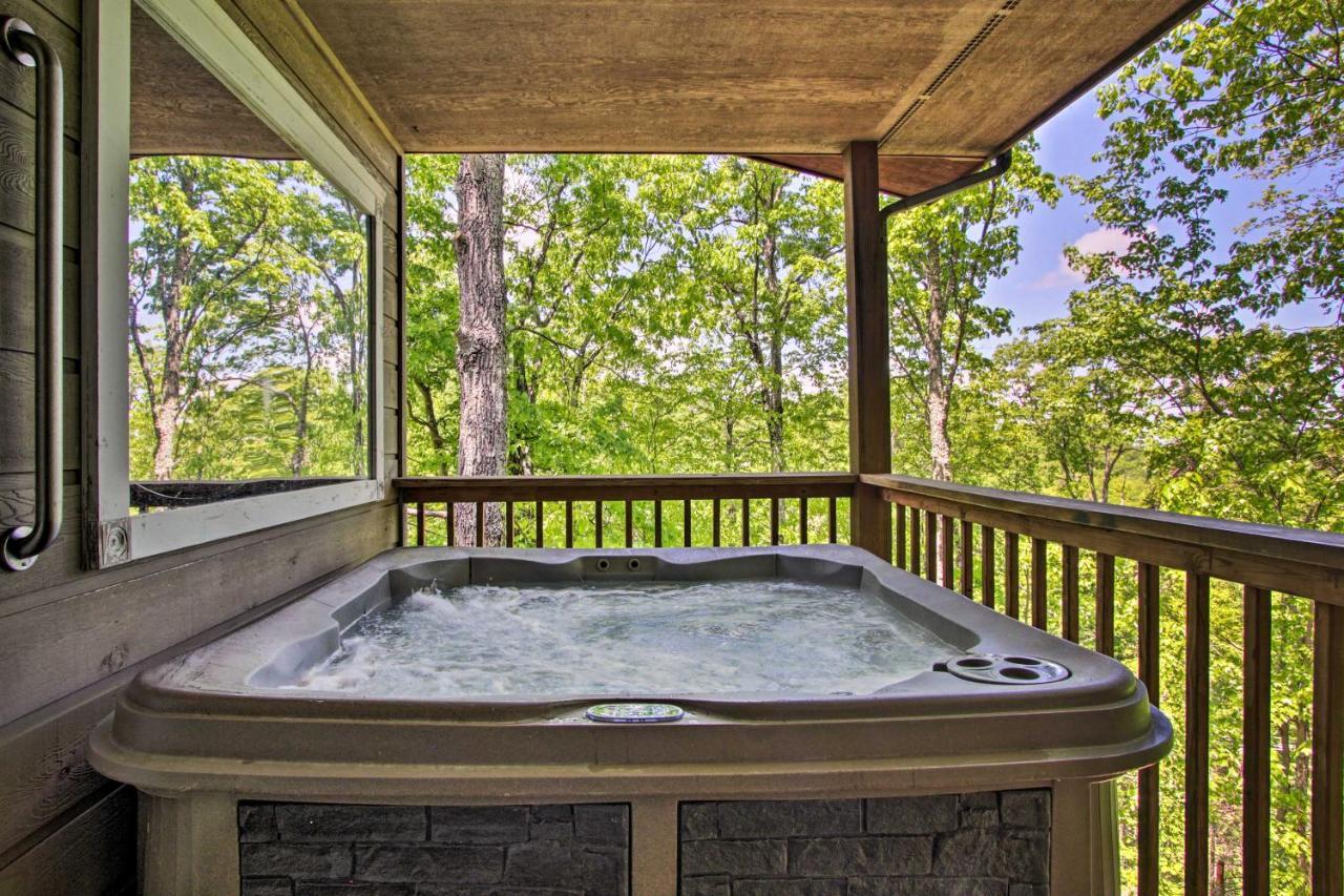 Eclectic Cabin With Hot Tub 1 Mi To Ober Гетлинбург Екстериор снимка