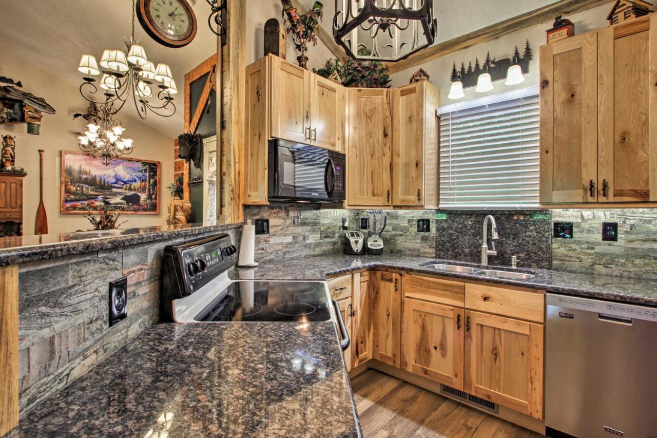 Eclectic Cabin With Hot Tub 1 Mi To Ober Гетлинбург Екстериор снимка