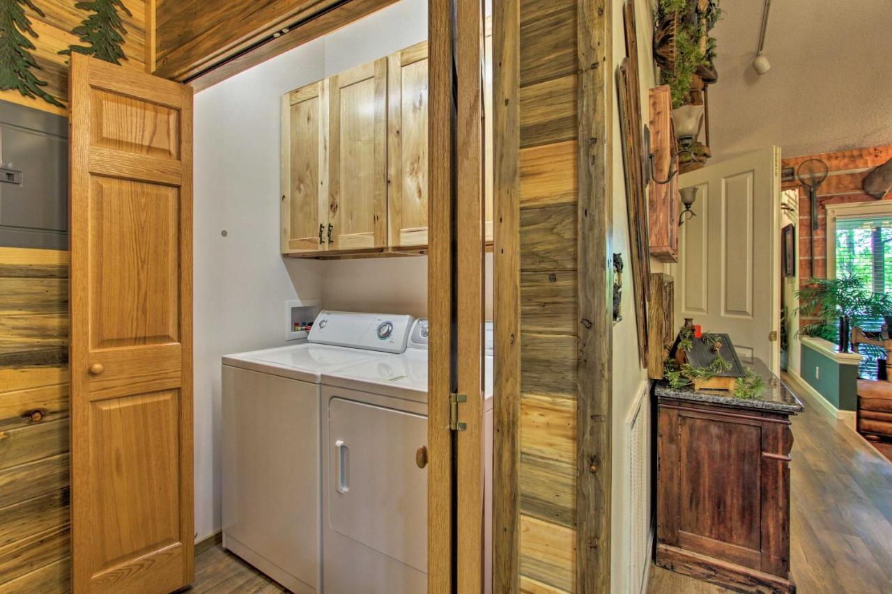 Eclectic Cabin With Hot Tub 1 Mi To Ober Гетлинбург Екстериор снимка