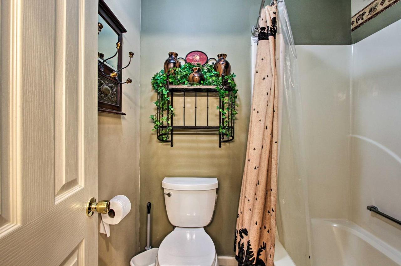 Eclectic Cabin With Hot Tub 1 Mi To Ober Гетлинбург Екстериор снимка