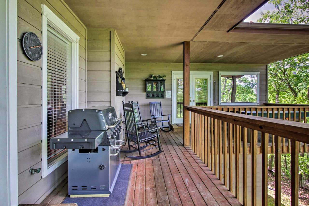 Eclectic Cabin With Hot Tub 1 Mi To Ober Гетлинбург Екстериор снимка